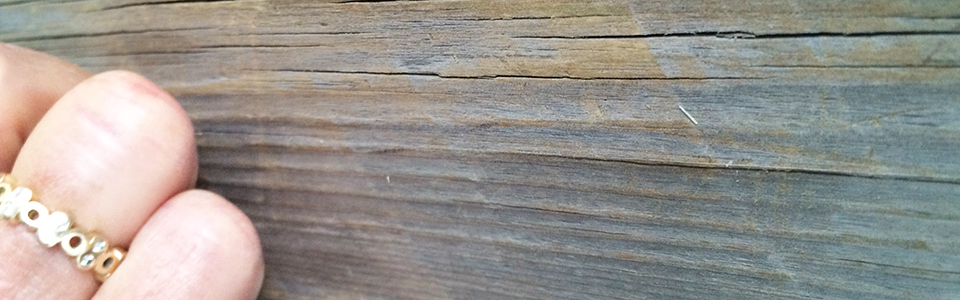 Tape gnides fast på overfladen af et stykke træ